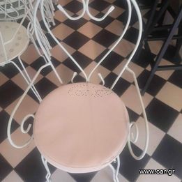Καρέκλες μεταλλικές άσπρες με μαξιλαράκια τεμ 16 και τραπεζάκια στρογγυλά μεταλλικά άσπρα 8.