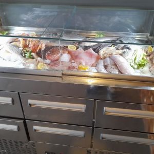 Βιτρίνα με επάλληλα κρύσταλλα & Αποθήκη ψαριών με 4 συρτάρια συντήρηση φυσικής ψύξης & μοτέρ κάτω 90χ70χ1120εκ