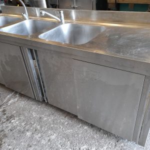 Λάντζα πάγκος με 3 γούρνες 50χ50 κλιστεί με συρόμενες πόρτες. Διαστάσεις 235χ70χ87